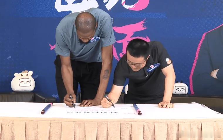 世纪和解！杜兰特和徐静雨签下“杜雨和解协议”并深情拥抱！感觉像kd莫名其妙的参加