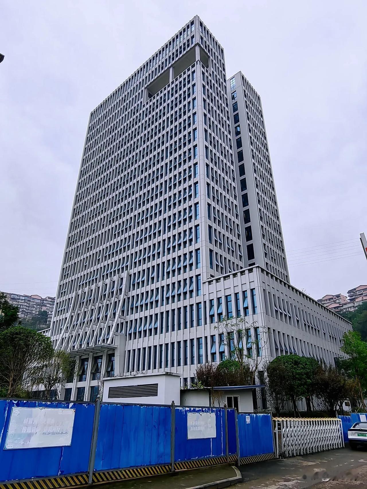 万州区北滨路陶家湾下穿道建设工程，施工现场巳进入后序交通标识线施工，期盼早日完工