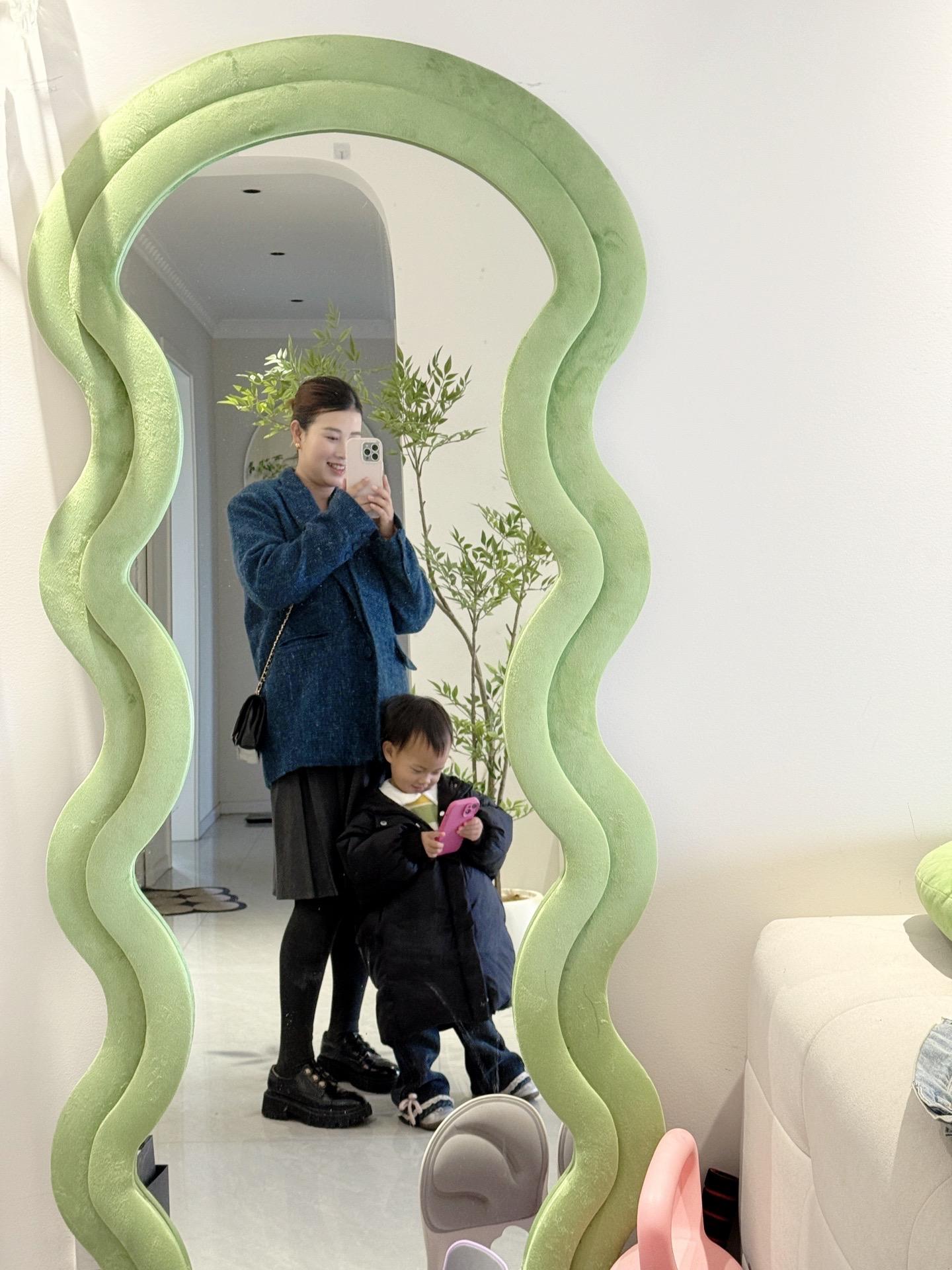 一个委屈到枯萎的妈妈 养不出阳光的孩子 所以你要用力托举你自己 你不能...