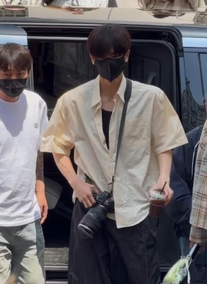 张凌赫被搀扶才能起来 曝张凌赫低血糖摔倒了 大帅哥张凌赫在剧组拍戏时因低血糖晕倒