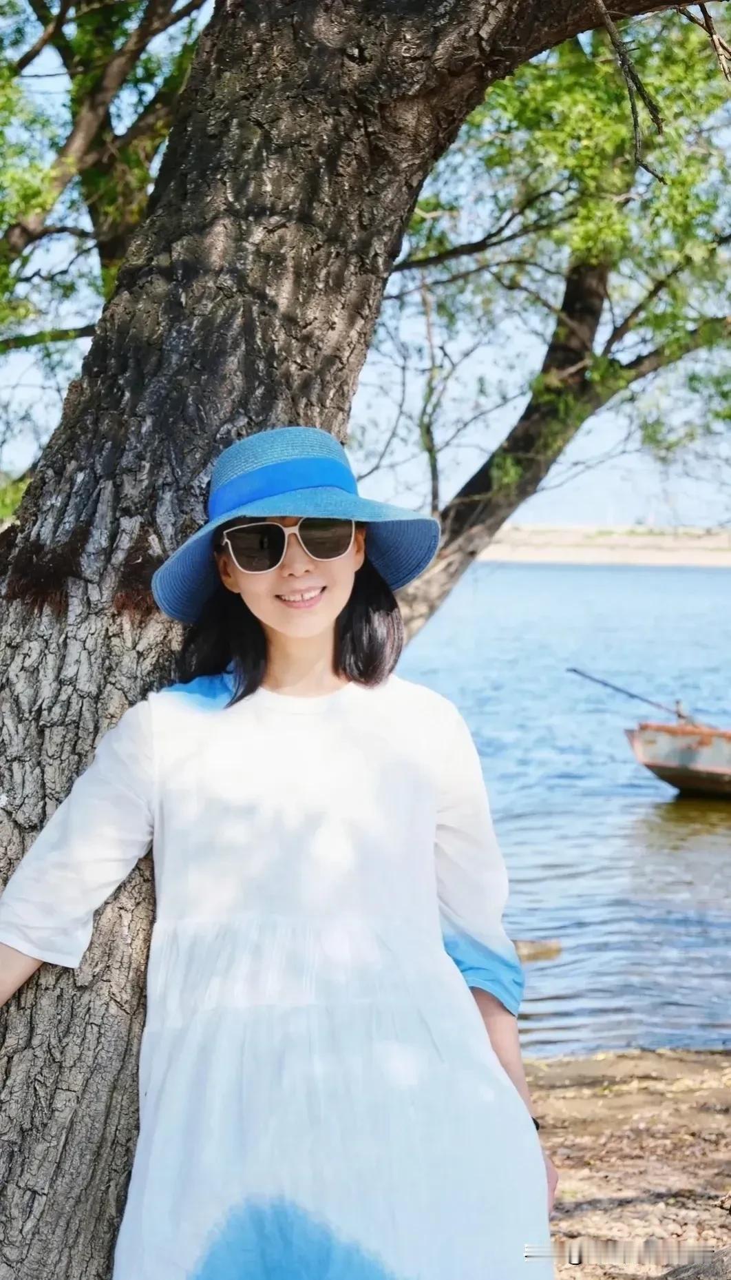 今天他回来，看着我，我穿着一条春秋长款吊带裙，发刚及肩。他看着我，拉住我的手，说