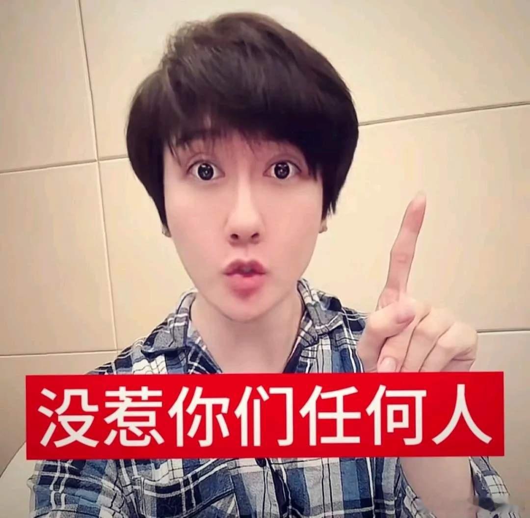 刘梓晨偷偷躲在角落里学着唱，前台还是未成年 还吃辣条来着 笑死我了[允悲][允悲