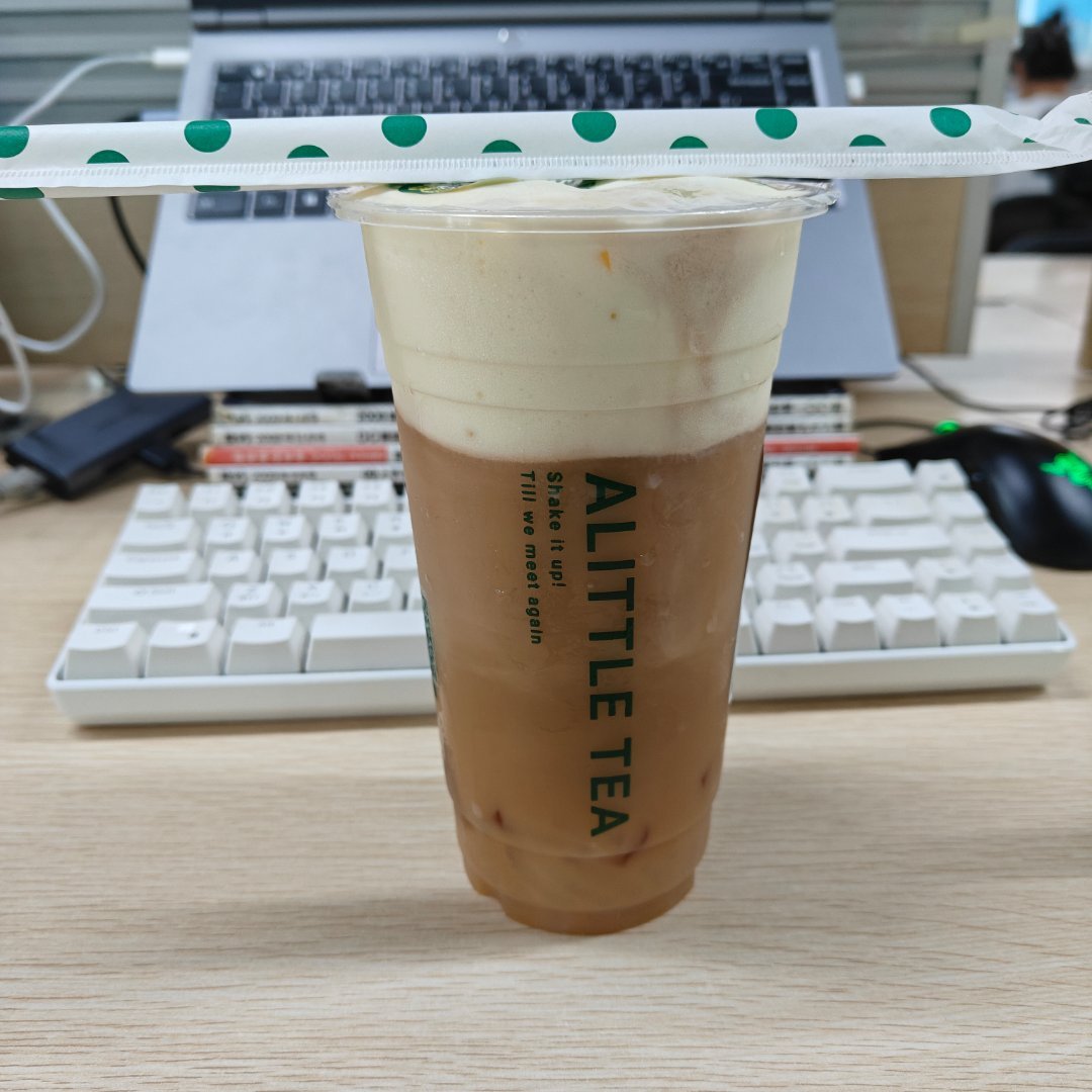 难得公司整了个新的下午茶特意点了份大杯的又是库库炫奶茶的一天[酷][酷] ​​​