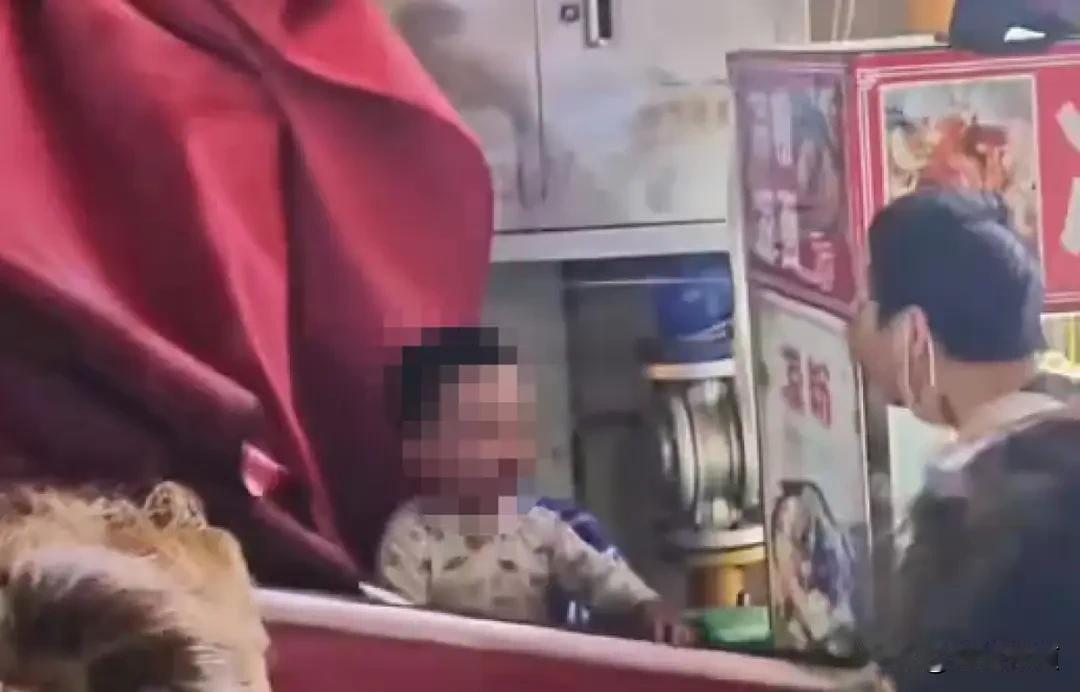 3岁男童从10楼坠下，被雨棚接住。口鼻流血，却还在笑，朝围观的人伸出双手要抱抱。