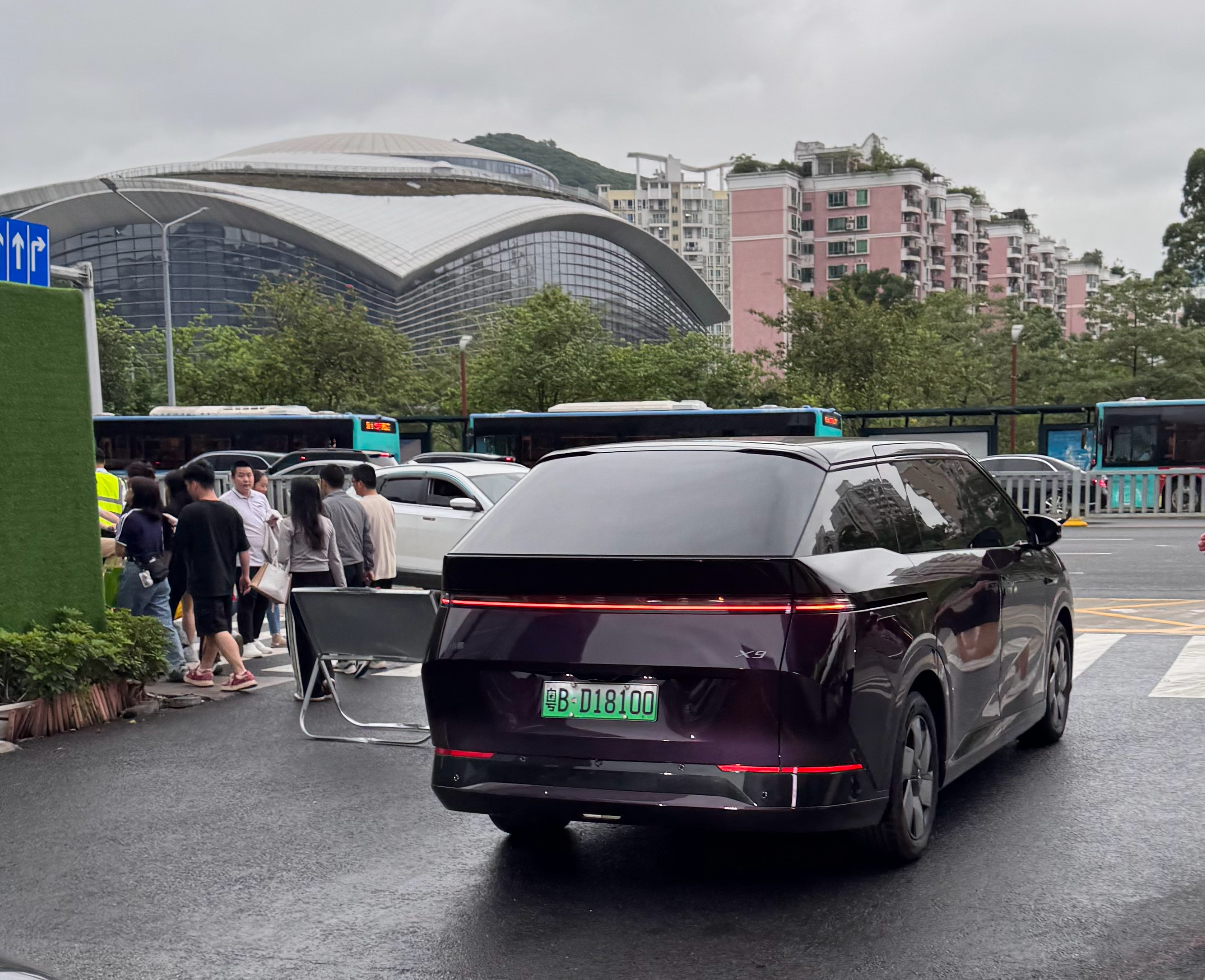 碰到一台小鹏 X9！辨识度拉满！星云紫这颜色很靓啊！ ​​​