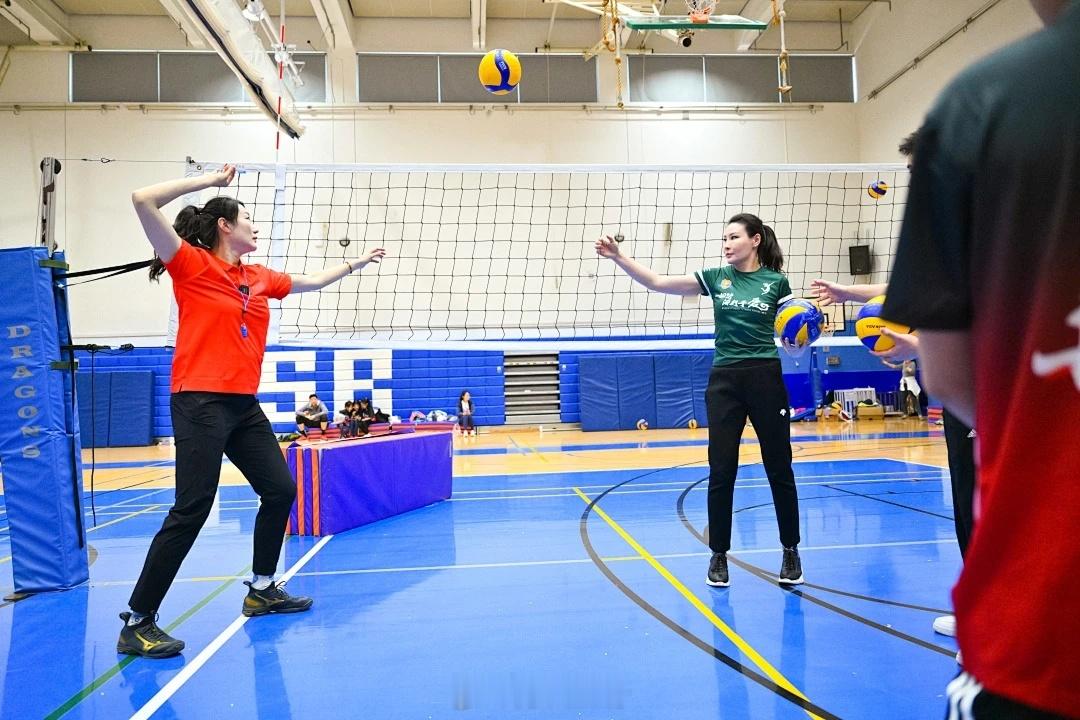 五一假期即将到来，5月3日下午上海“青竹丹枫”排球活动，诸韵颖、白云现场指导，对