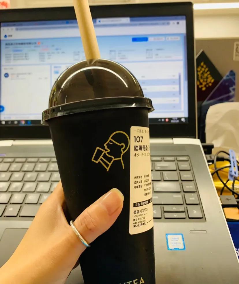 《向往的生活》黄磊对张子枫说
《向往的生活》中黄磊对张子枫说:“快乐有一个词跟它