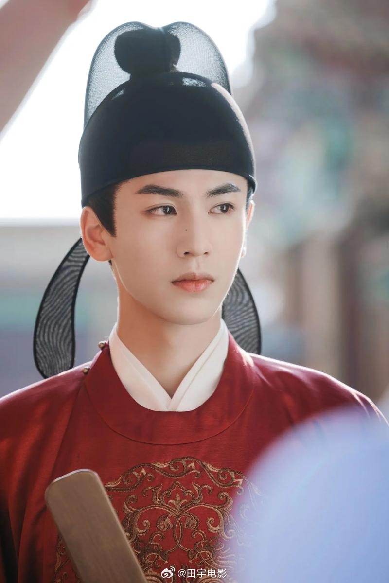 张凌赫95生唯一三平台破万男主 必须发条微博，最初是被张凌赫的颜值征服，第一次看