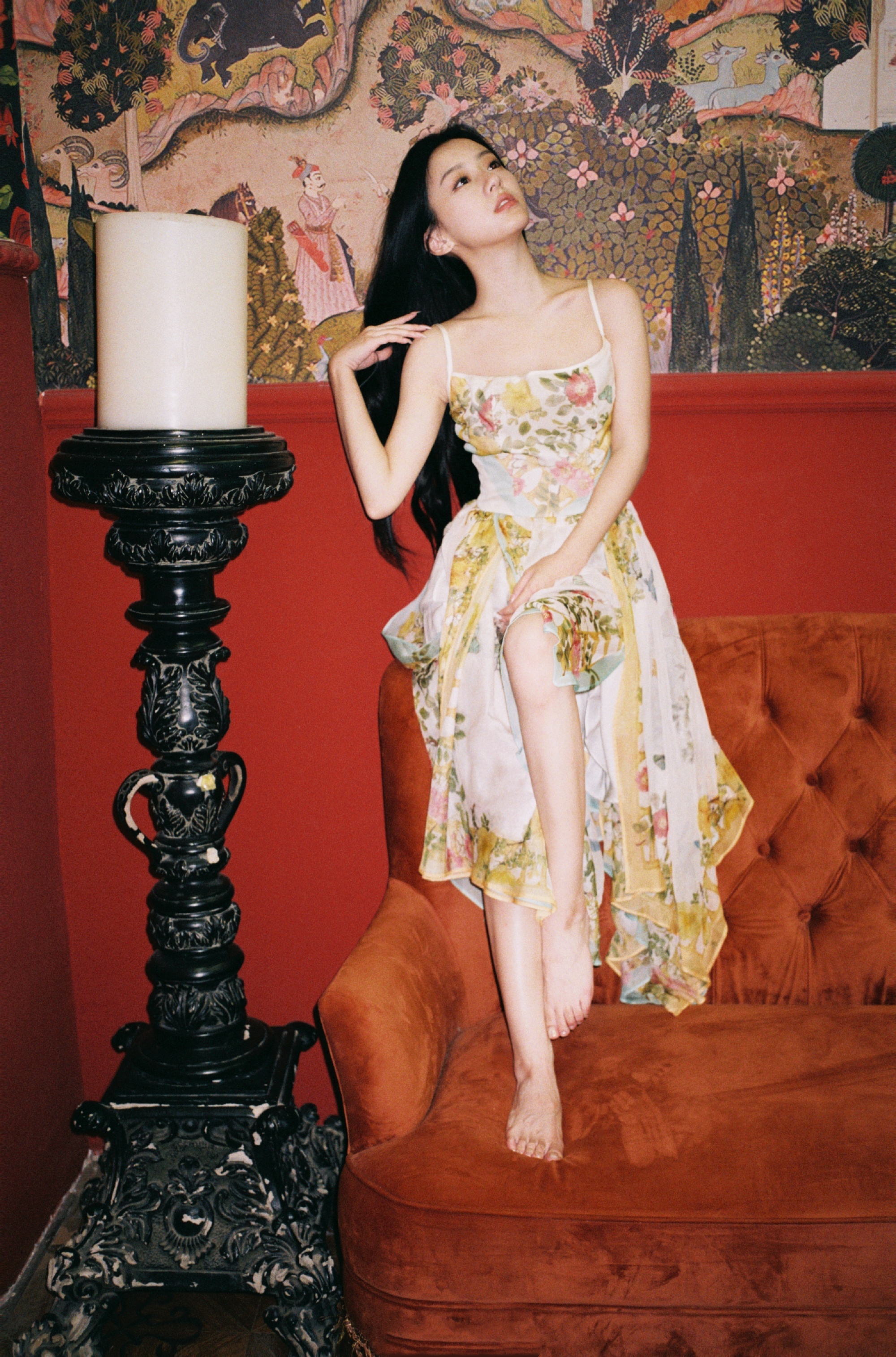 包上恩的少女感：吊带花裙纤纤美腿，一眼难忘。包上恩