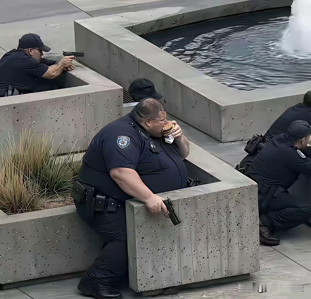这个美国警察都胖成这样，还能拿枪去逮捕罪犯？从图片看，该警察大腹便便，腰围已经没