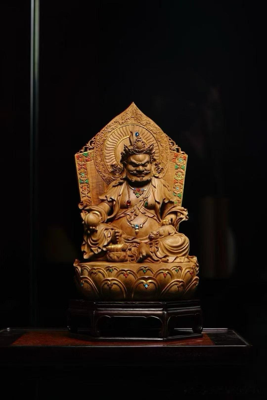 有些作品，一眼看到的是题材；再看一会儿，留下来的却是气场。

老山檀香的温润与沉