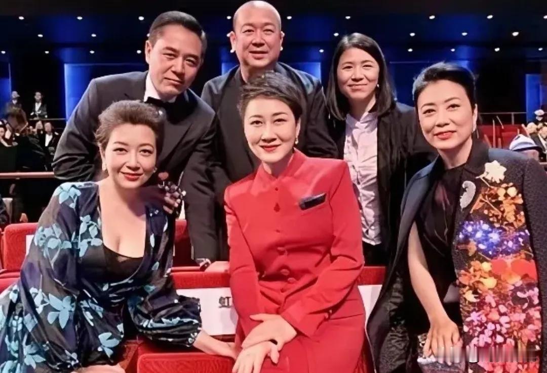 仔细看6张喜笑颜开的脸，发现江珊虽然不是最漂亮的，但她那富贵丰满的魅力！江珊是家