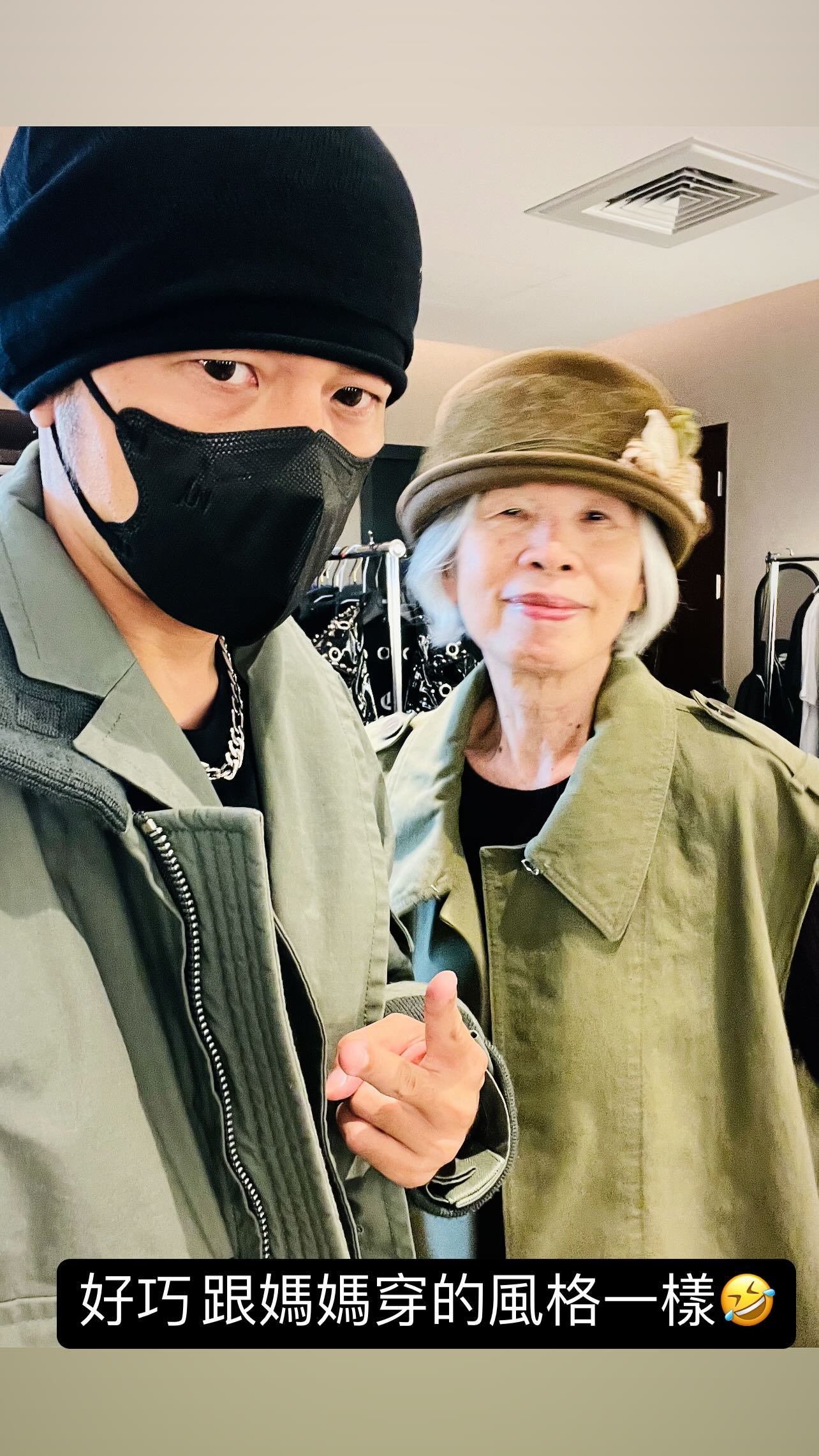 周杰伦[超话]   杰伦：好巧 跟妈妈穿的风格一样🤣 