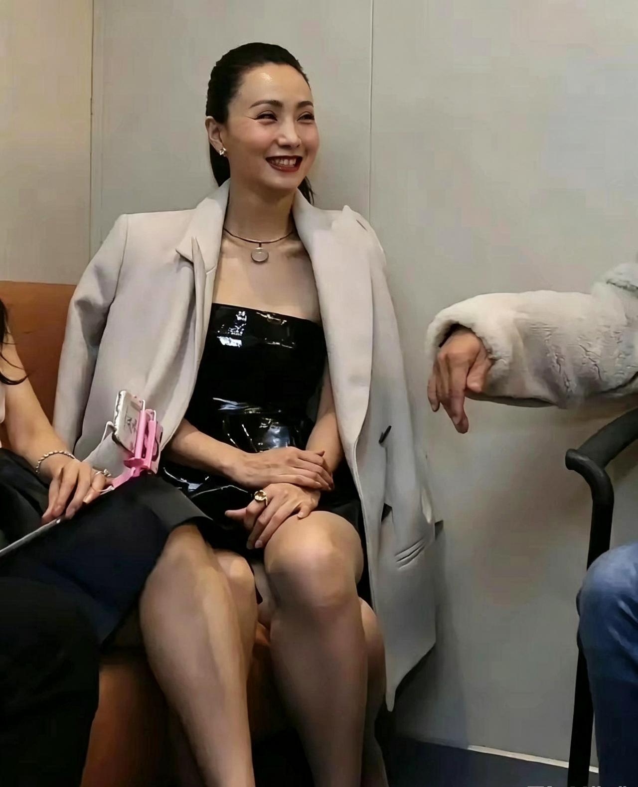 徐峥快管管陶虹，可得多注意身材管理啦
 
看陶虹这张私下抓拍的照片，状态看着温婉