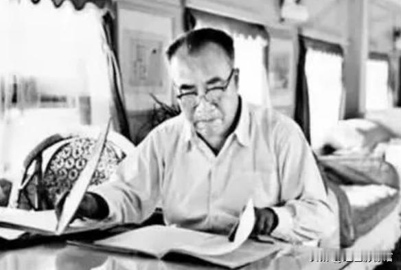 朱德:学习中必须放下架子，抱虚心态度。我们不仅要学习过去二十多年来打败国内外敌人
