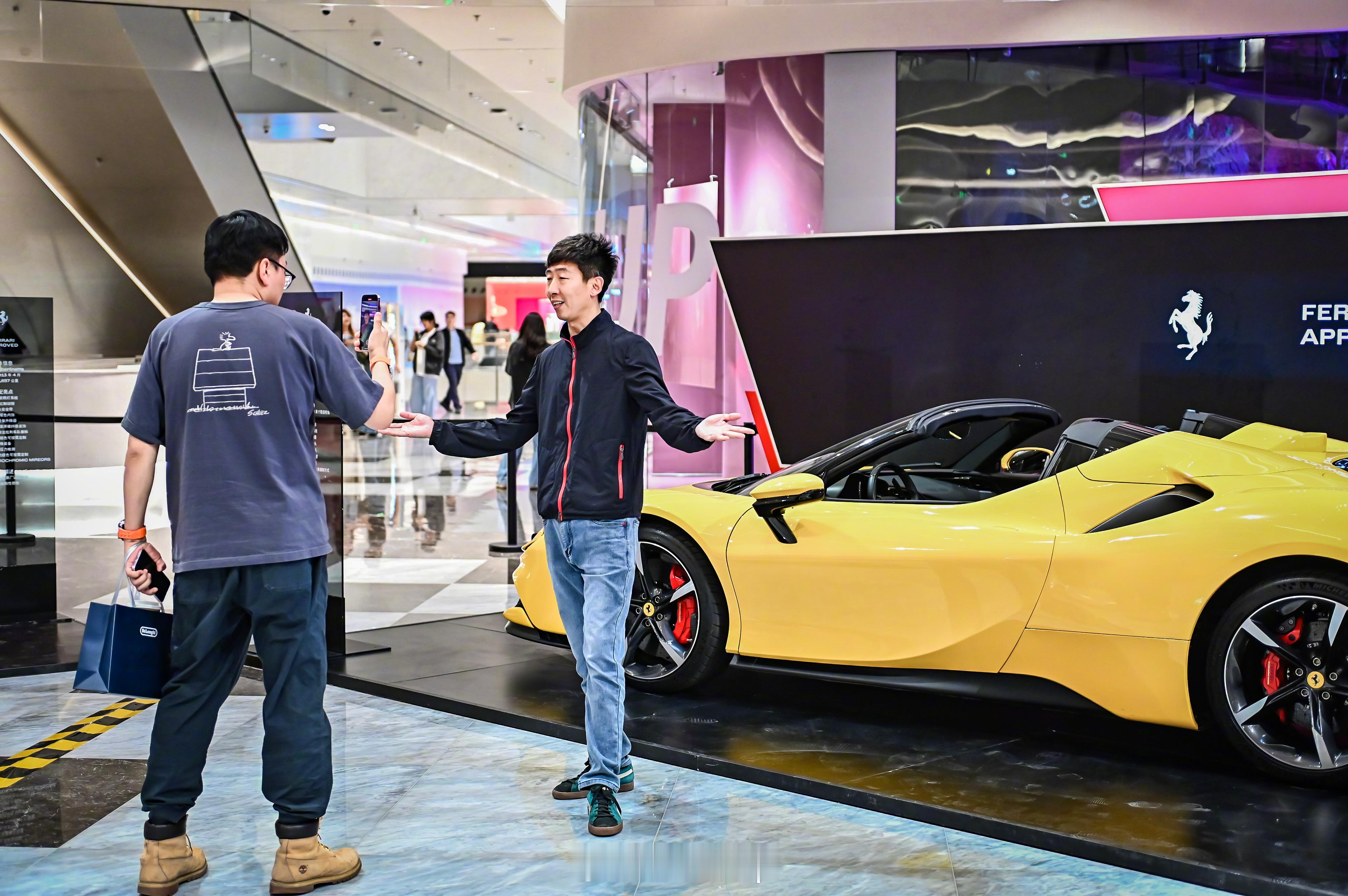 收到一张工作照，认真工作并且能单手开法拉利的男人最帅！ ​​​