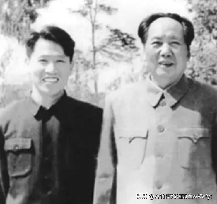 1962年，陪伴了毛主席15年的李银桥，即将前往天津市公安局任职。

他站在毛主