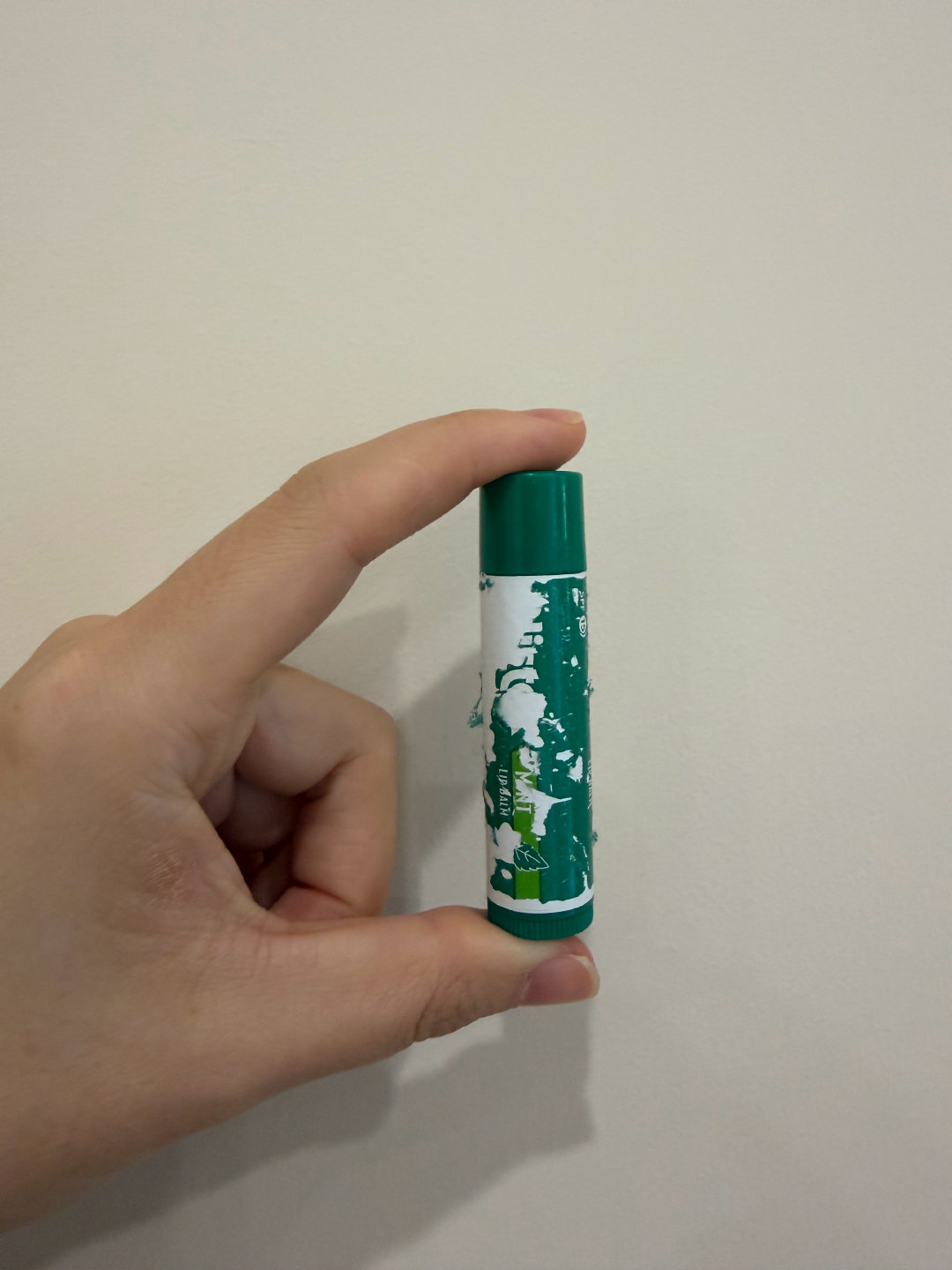 为了加快润唇膏的消耗，经常把它揣兜里，日子久了就破烂成这样了。因为看起来很寒酸，