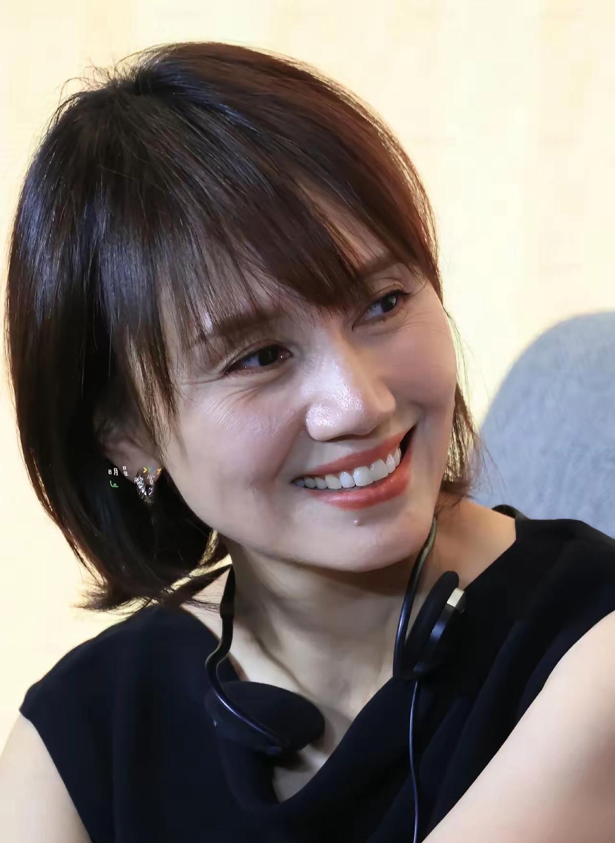 袁泉活动现场生图直接火出圈！一袭简约黑色无袖长裙，干净利落，没有多余配饰，全靠气