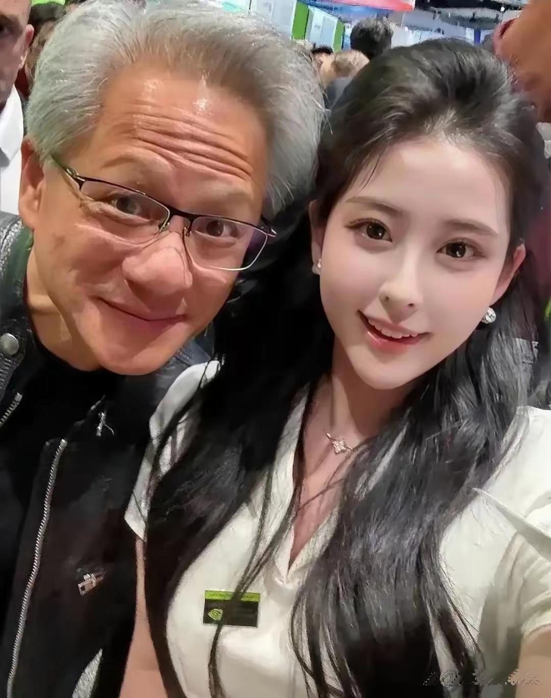 谁能想到，英伟达创始人黄仁勋身边那位贴心的助理金洋，竟有着如此独特的存在感？她跟