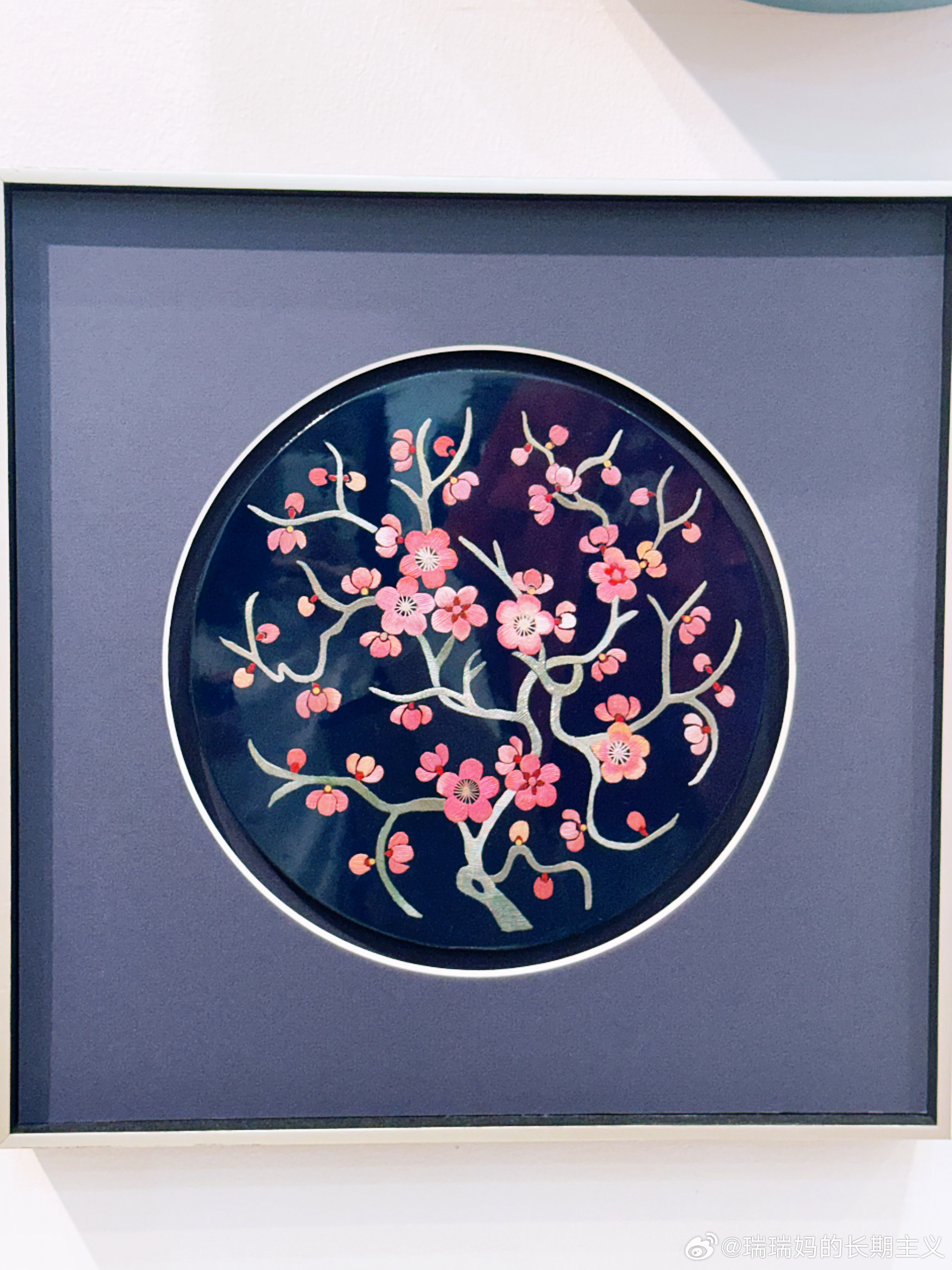 分享一个小故事。这个作品是我在川美毕业展上买下的，大漆加刺绣、是一个女孩子花了三