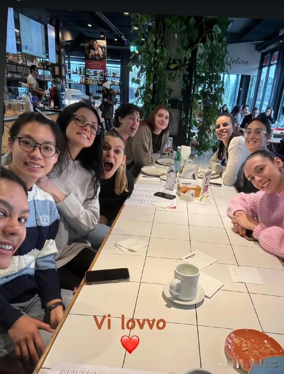 庄宇珊新照挺文艺的啊[呲牙]
看，意甲的庄宇珊和队员去聚餐了，她身穿条纹毛衣，带