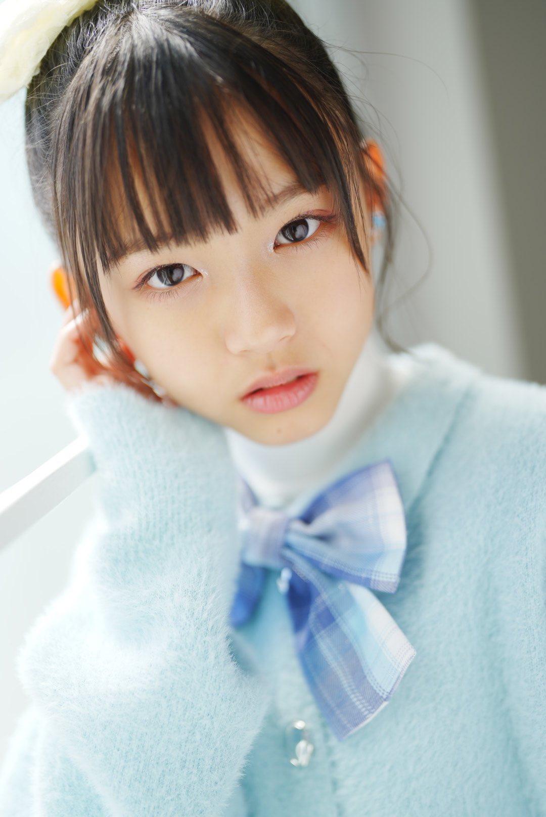 蓝衣少女倚窗立，眼波流转似春水