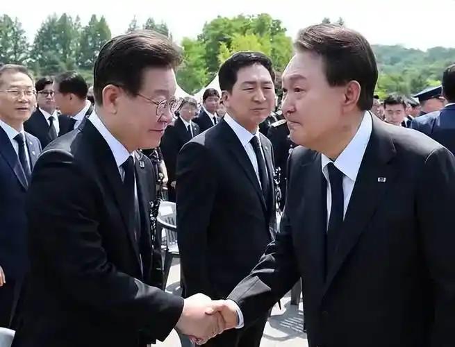 李在明为什么对尹锡悦夫妇赶尽杀绝，就连最后一丝尊严都不放过？

理由很简单，尹锡