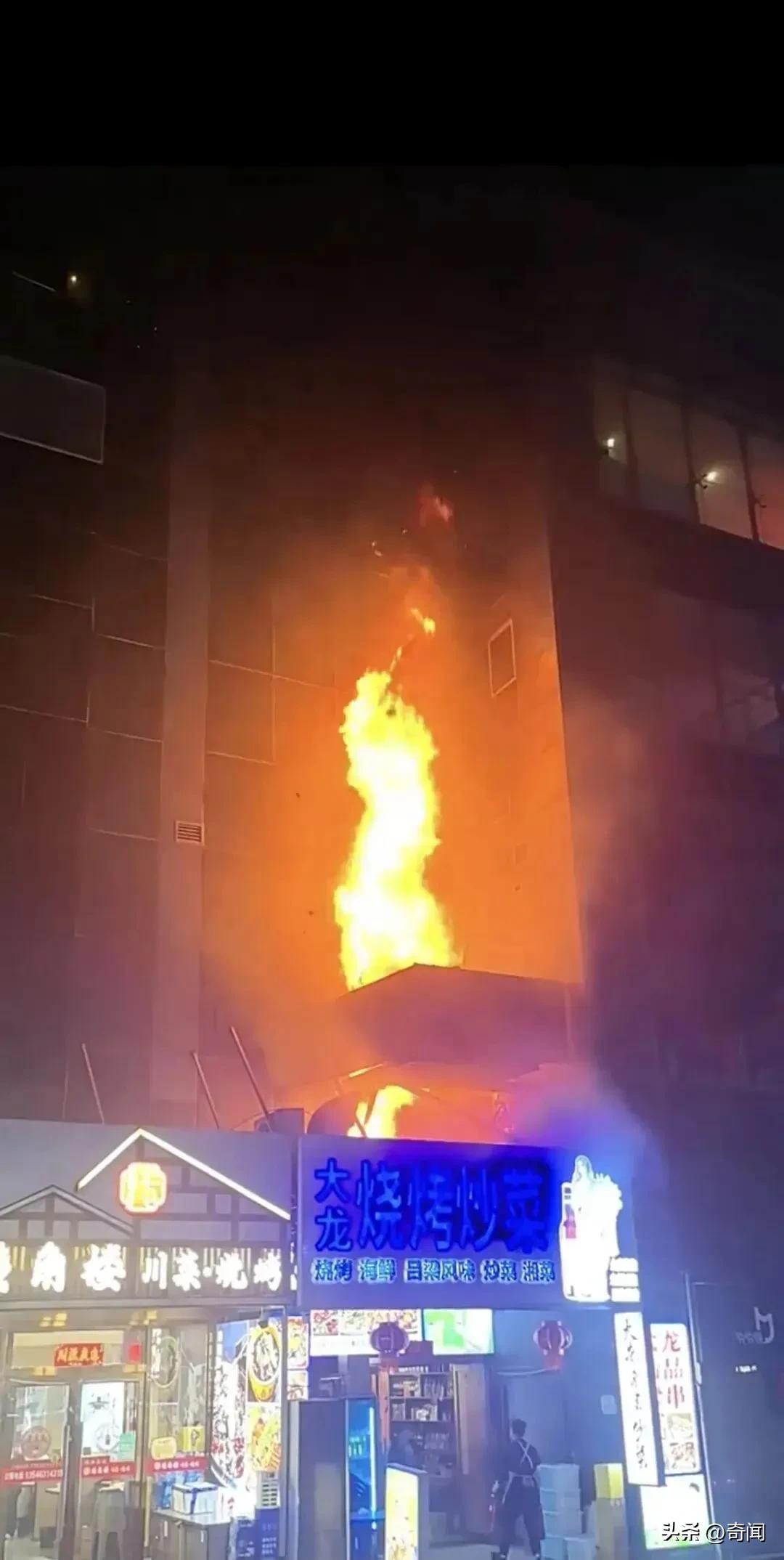 疑似楼下餐饮店厨房起火引燃楼房外墙致3死23伤，其中9人重伤因为呼吸道严重受损在