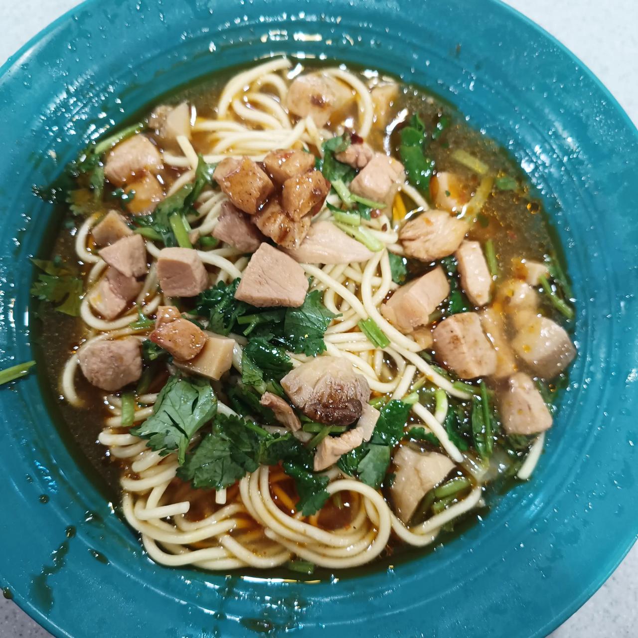 还是在公司饭堂吃便宜，今晚5点下班，在饭堂点了一个香菇鸡丁面才10块钱，看起来吃