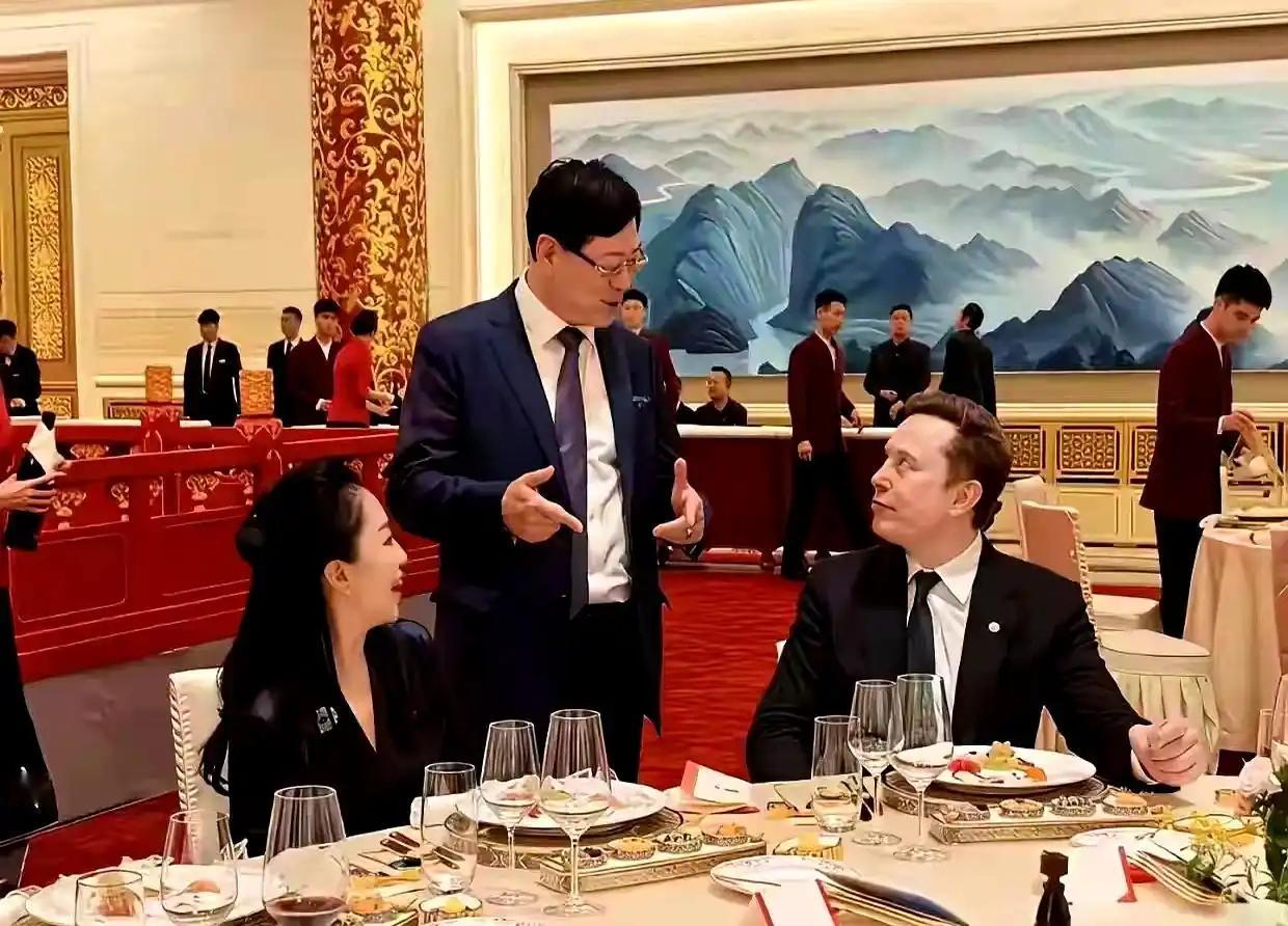 今非昔比，12年前马斯克被踩的有多惨今天就有多刚。 
