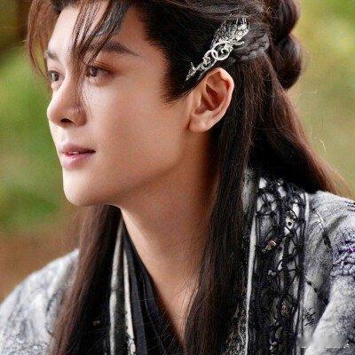 曾舜晞兢兢业业拍戏 曾舜晞总能在细节里打动我，一个眼神一个小动作都有戏。不是天赋