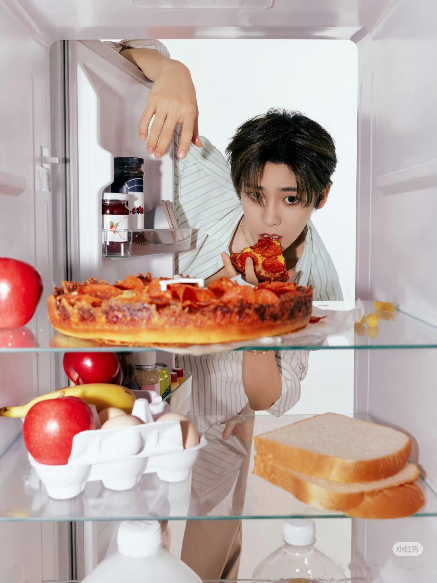 侯明昊聊足球能聊一晚上侯明昊这么喜欢足球啊哈哈哈。 