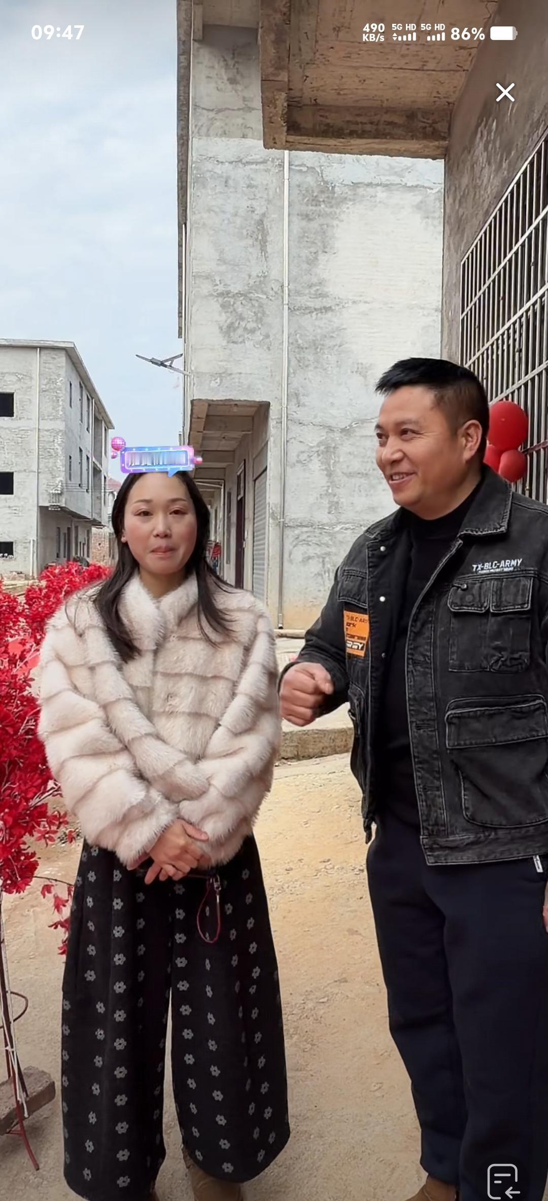 人刚到江西，海哥的“狩猎”就开始了。
一场接风宴，人声鼎沸，但镜头底下，每个人的