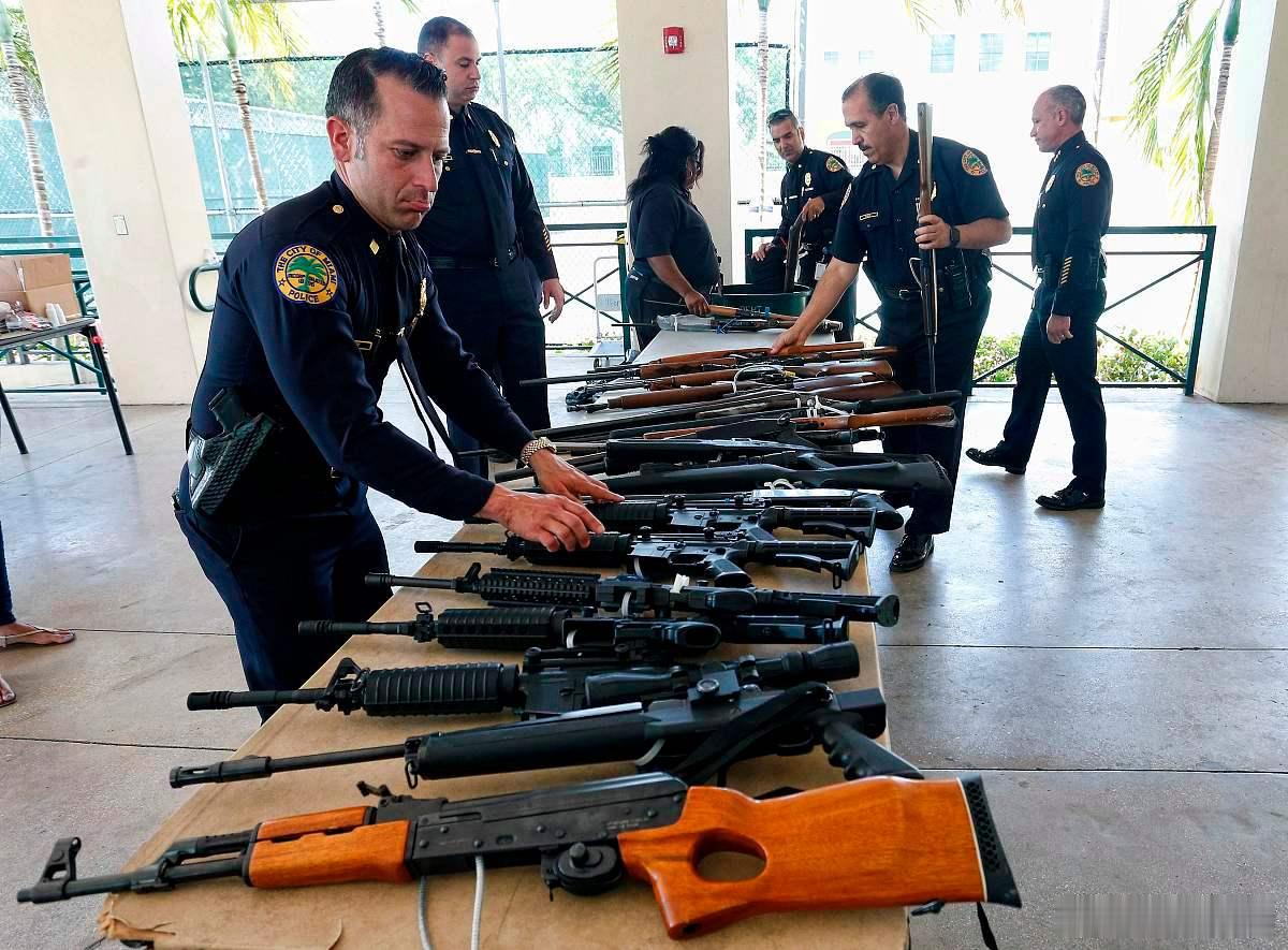 澳洲发生海滩恐袭案后，引发对枪支泛滥的反思。澳总理宣布，将期启动全国性的枪支回购