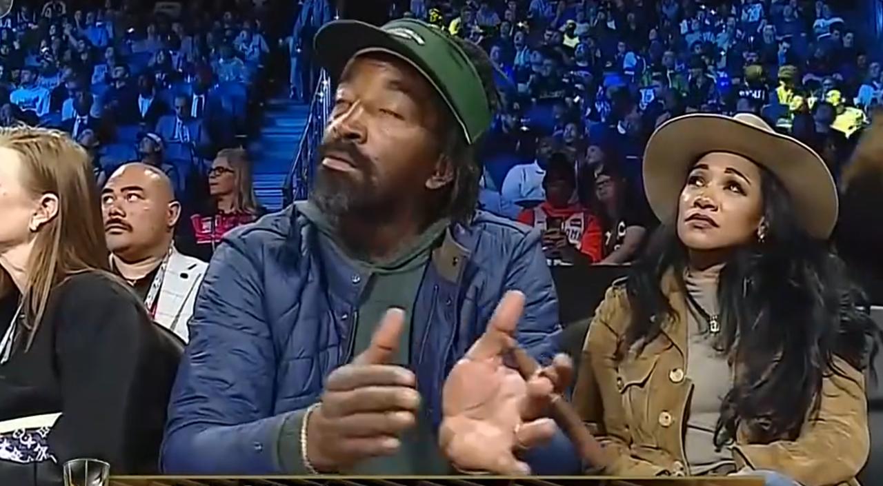 NBA场边的老大爷，看上去50-60岁了。但仔细看会发现，这不CBA名宿，前掘金