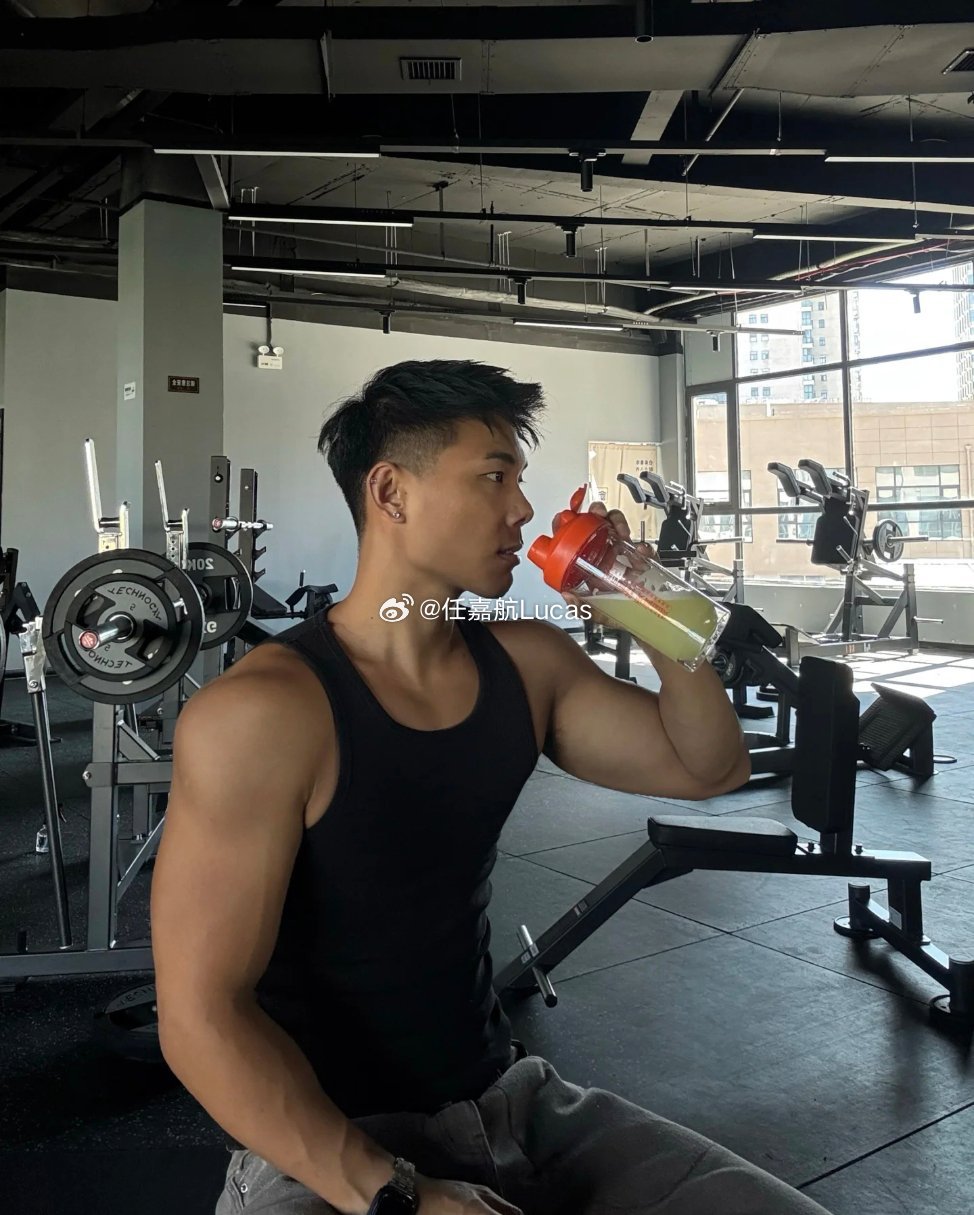虽然没有练的非常棱角分明但这种恰到好处的身型很迷人 ​​​