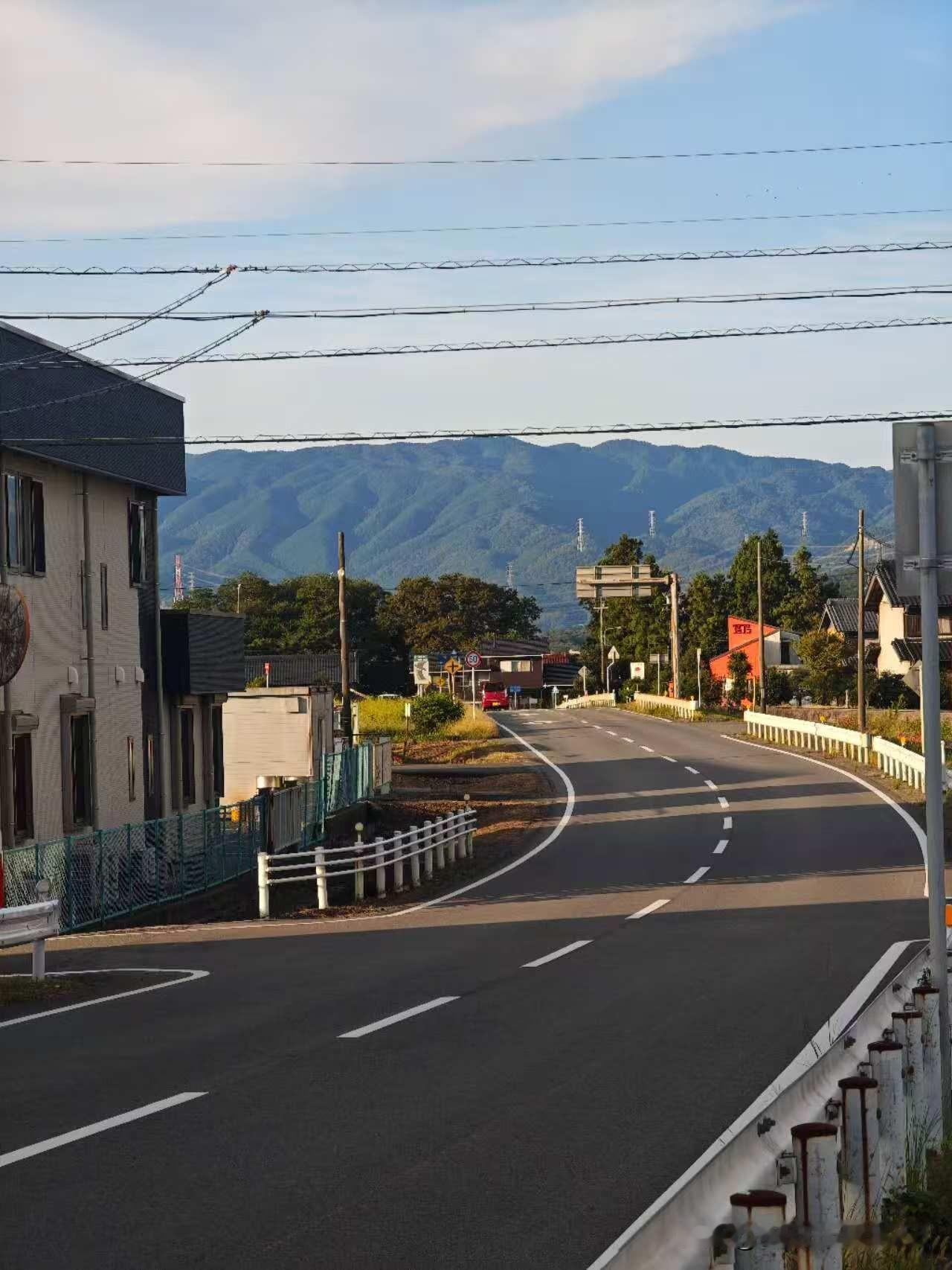 江西友友说，昨天又跟儿媳妇干战了。四川友友问为什么。我们住同一个小区，互相不知道