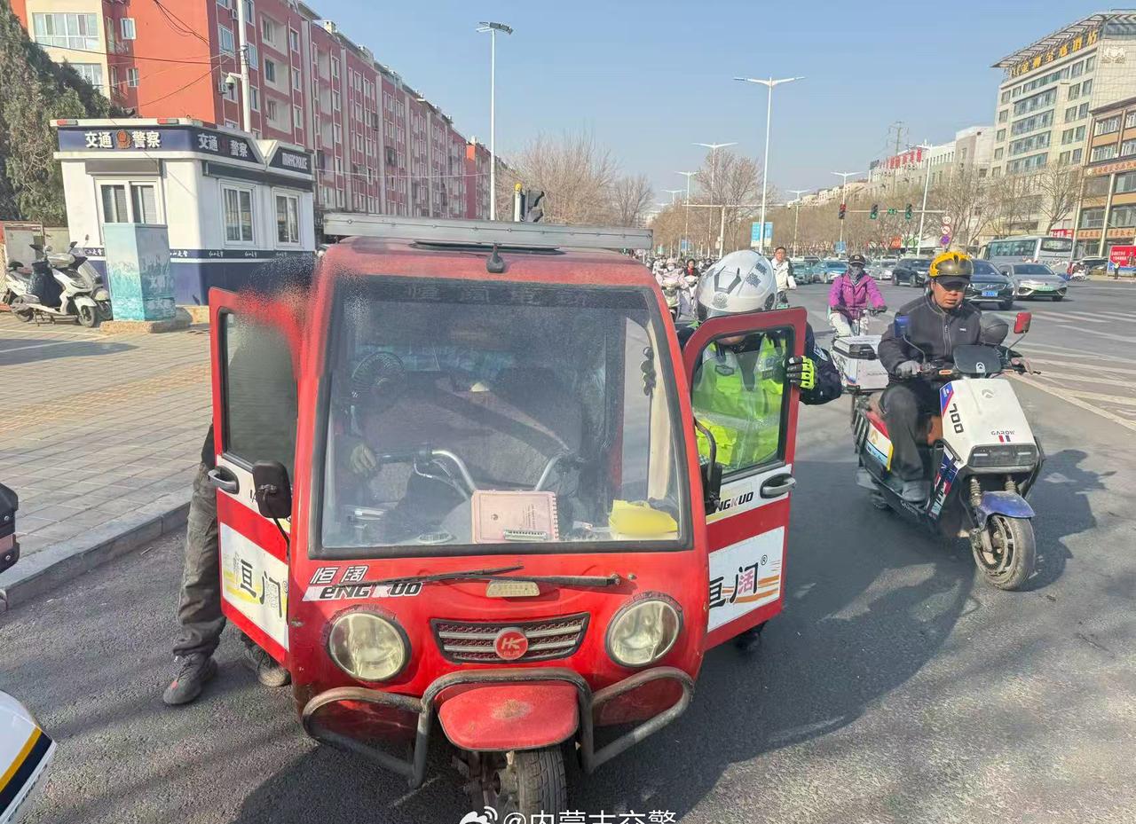 【“跟着警车走！”交警争分夺秒为生命开道】
4月1日中午，赤峰市松山交通管理大队