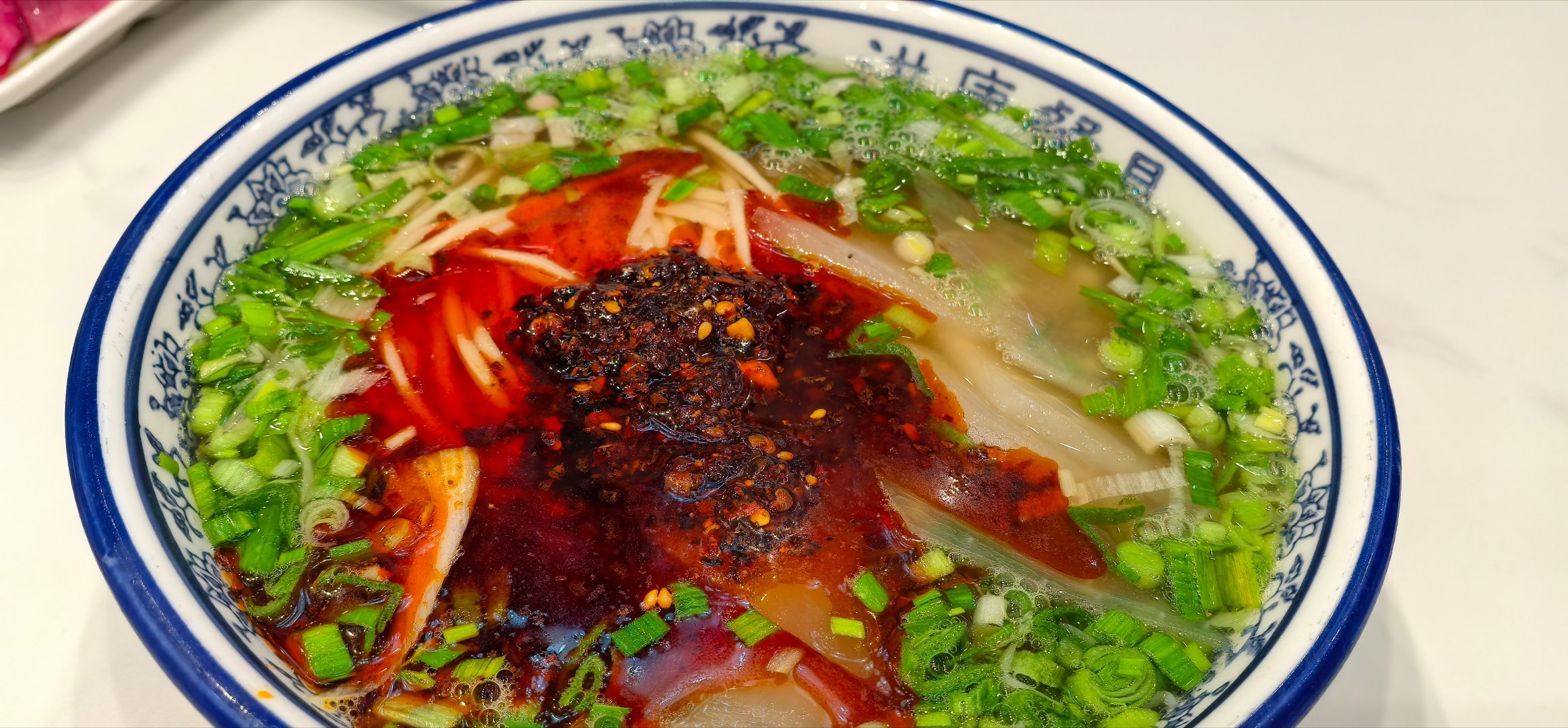 兰州牛肉面，8块一碗。确实比其他地方面好吃一点，但也没到很多人说的那么夸张的地步
