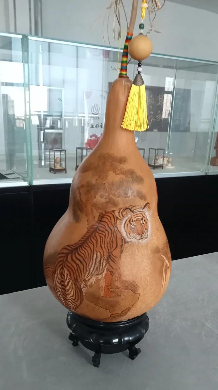 今天刷到一个视频，一位老艺术家在美国的别墅里，和定居美国的艺术家们一起过圣诞节。