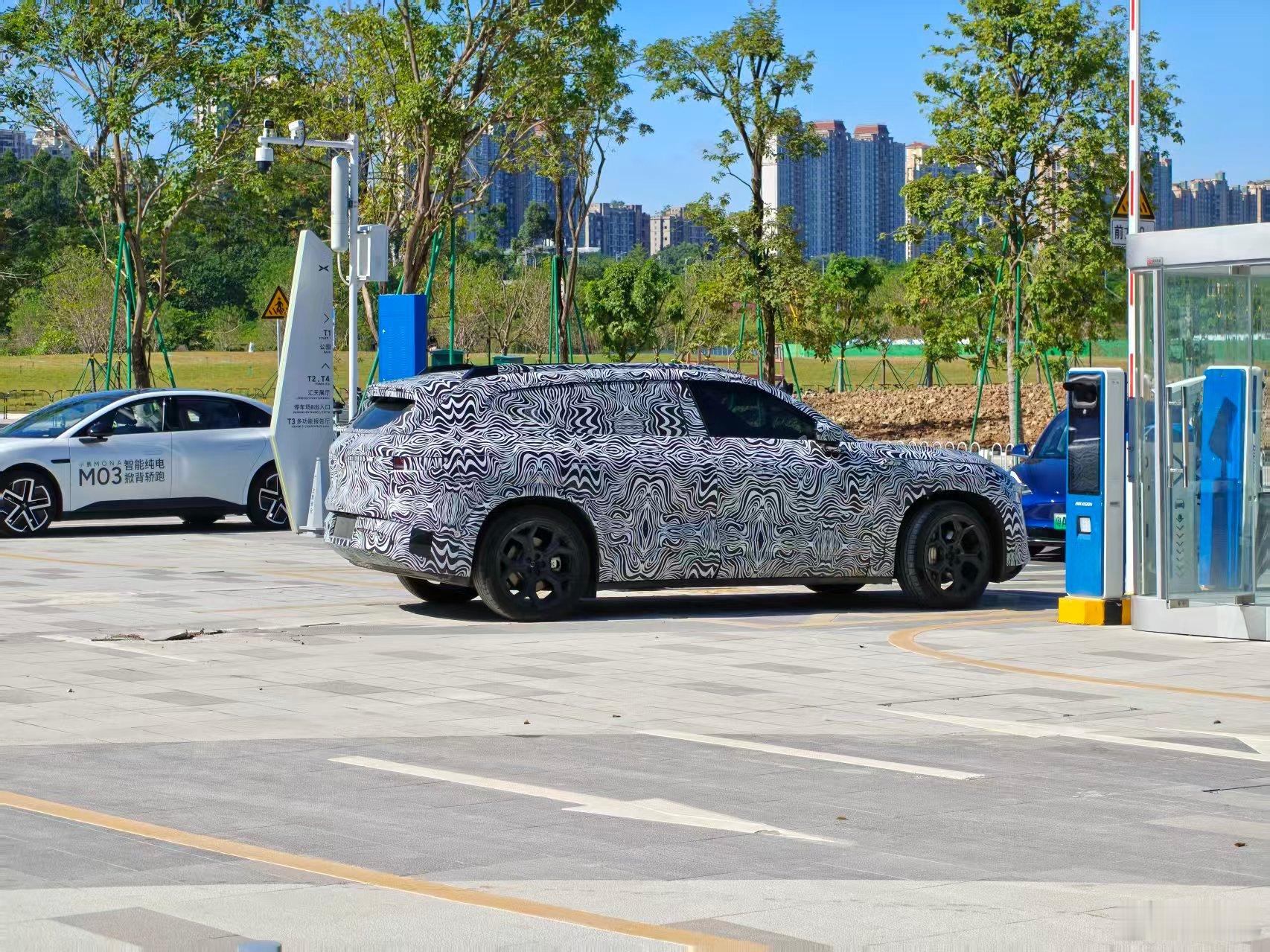 应该是大众ID.EVO，大家帮看看是不是？小鹏科技日进博会看汽车大V聊车 ​​​