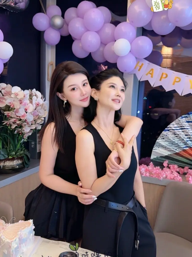 愿岁月从不败我的美人妈妈 [爱心] 生日快乐[蛋糕]