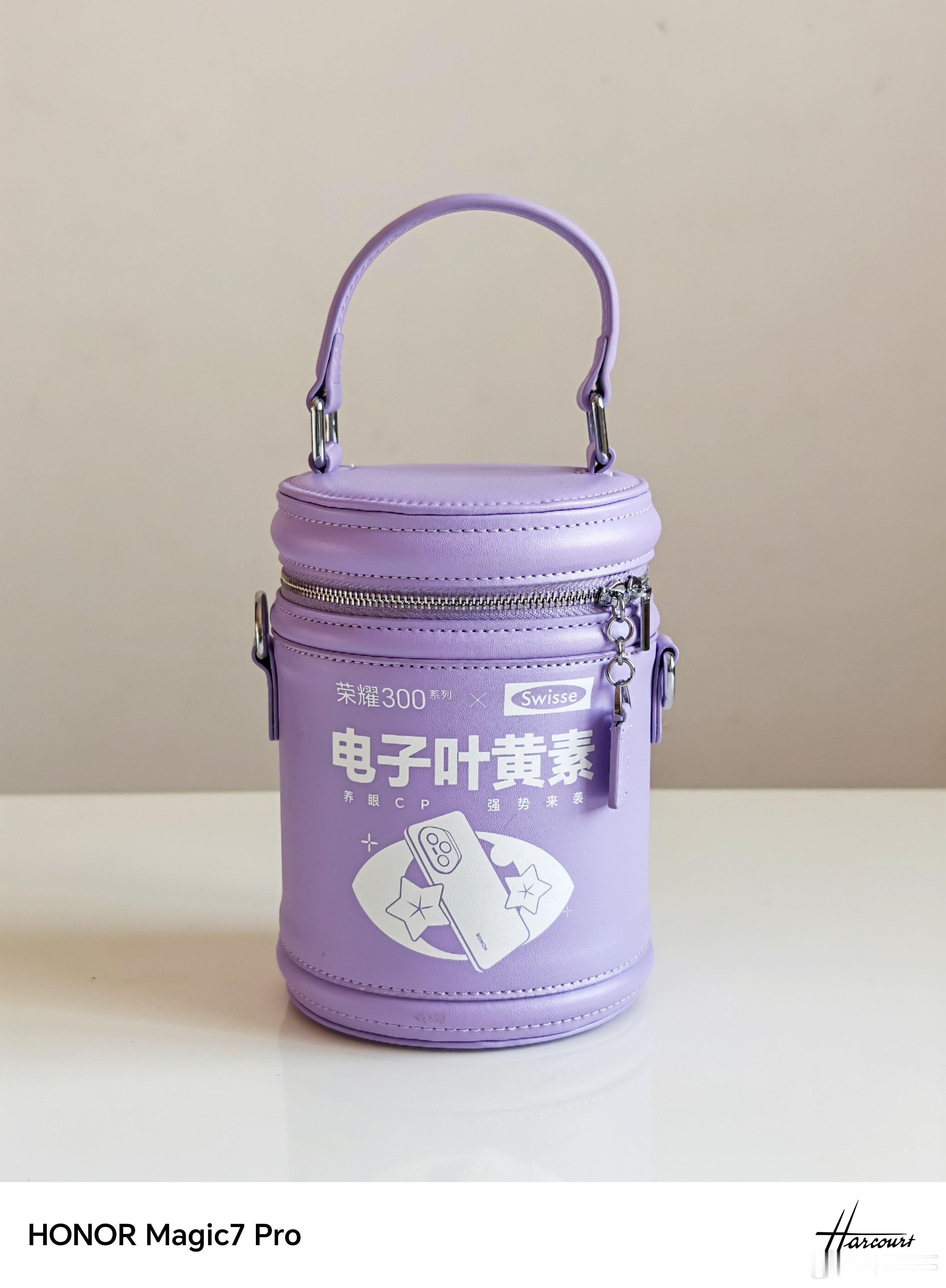 收到荣耀300系列发布会邀请函， 荣耀300和Swisse官宣联名 水桶包，里面