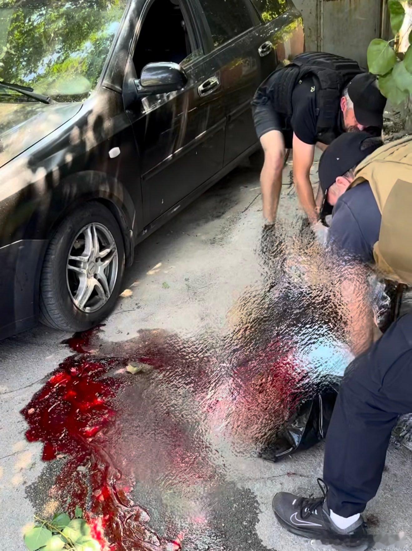 在乌克兰赫尔松，车主因为是乌克兰人，就被俄罗斯用无人机杀死了。 