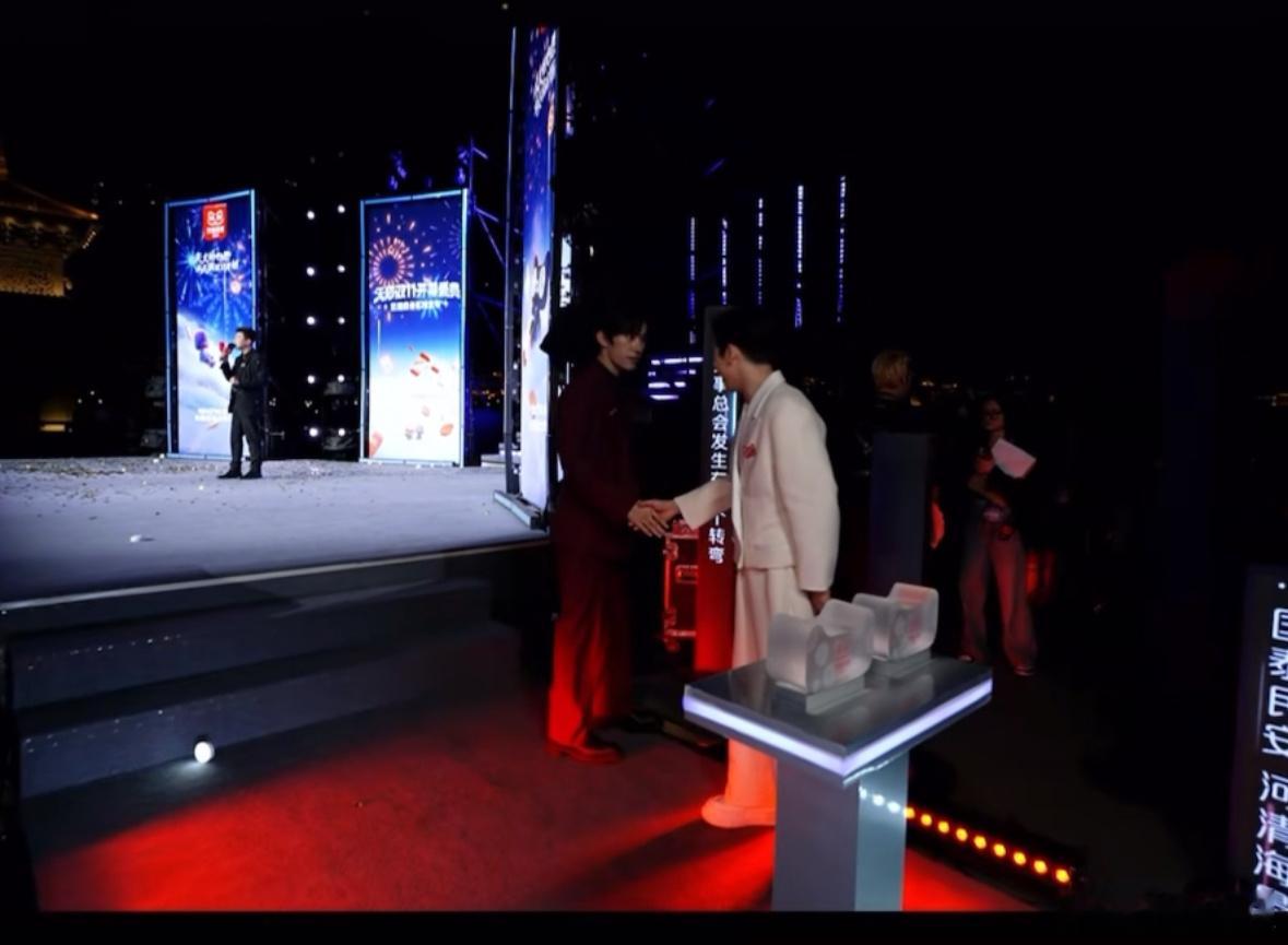 #张博恒易烊千玺同框# 易烊千玺 张博恒同框啦！两位还握手了，一整个梦幻联动啊，