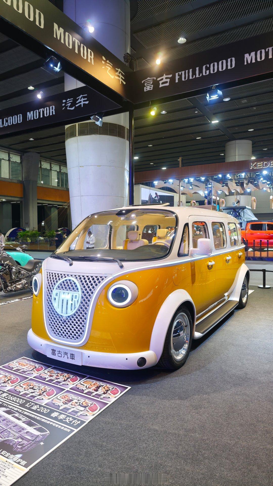 松散这个展台一定不是人最多的，但一定是最花哨的