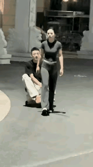 别人遛狗是为了休闲，我遛男朋友是为了健身！
你们说到底是遛狗开心，还是遛男朋友快