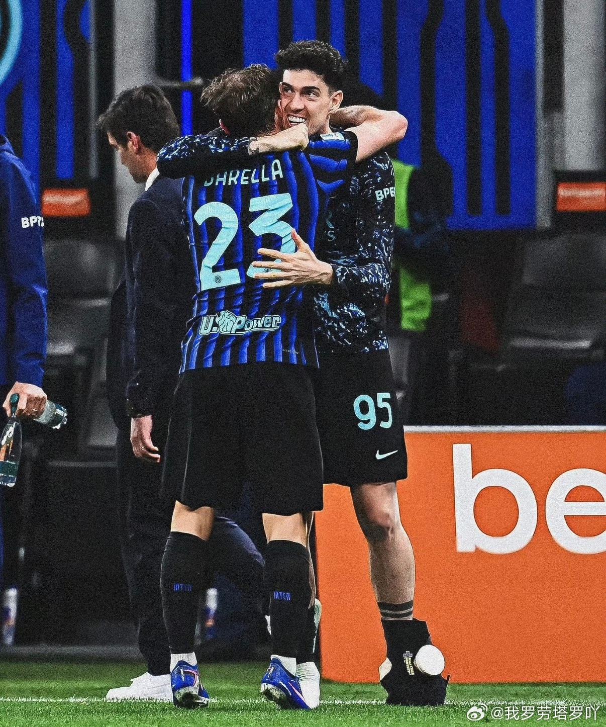 国际米兰  赢球当然开心啦 