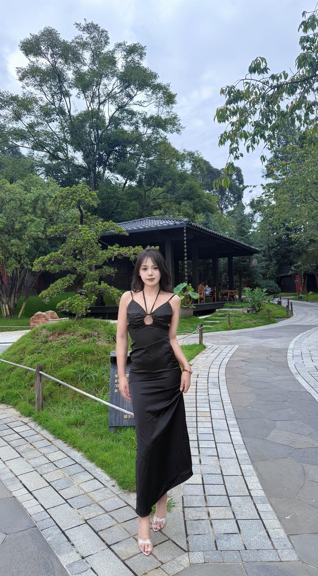 黑色镂空绑带连衣裙,优雅中透露着性感!